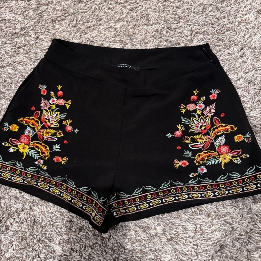 Embroidery Short - Picture 2 of 4
